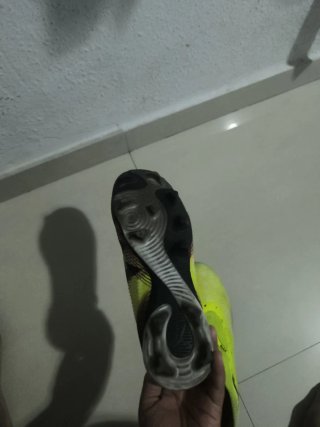 Botas de fútbol verdes y amarillas