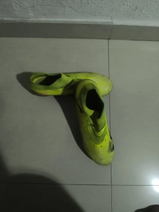 Botas de fútbol verdes y amarillas