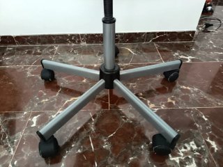 Silla de oficina blanca y gris