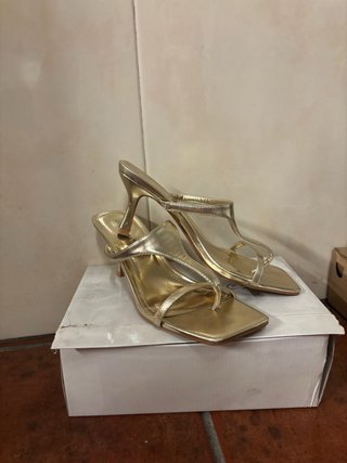 Sandalias doradas tacón fino