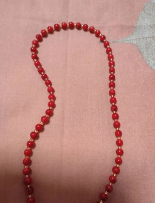 Collar colgante rojo y dorado