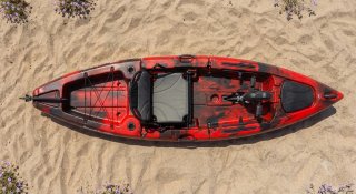 Kayak de pesca rojo y negro
