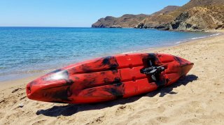 Kayak de pesca rojo y negro