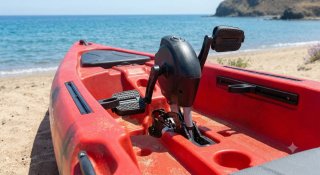 Kayak de pesca rojo y negro