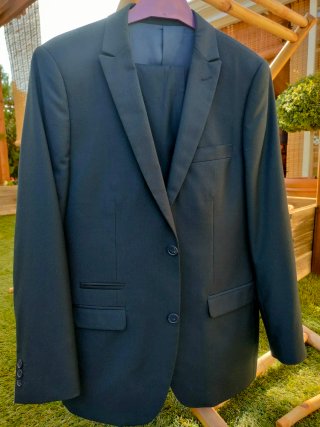 Traje negro chico joven