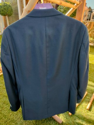 Traje negro chico joven