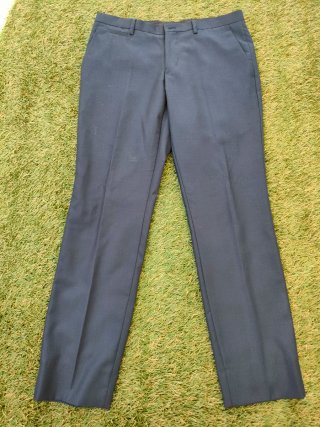 Traje negro chico joven