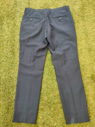 Traje negro chico joven
