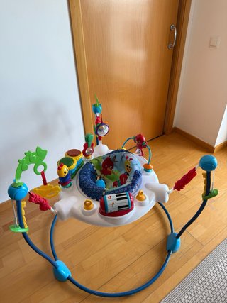 Saltador y centro de actividades infantil