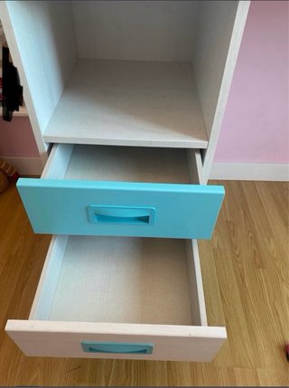 Litera con tres camas y escritorio con cajones