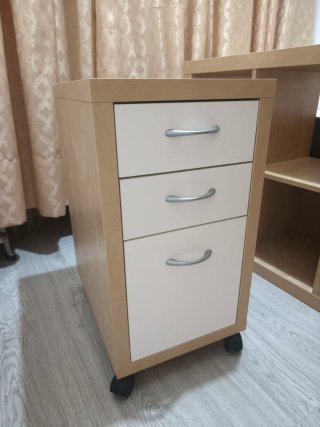 Estantería y cajonera de escritorio