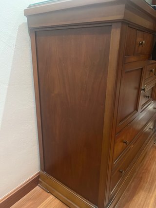 Cómoda de madera con cajones y puertas