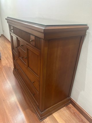Cómoda de madera con cajones y puertas