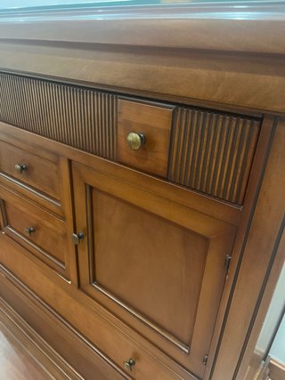 Cómoda de madera con cajones y puertas