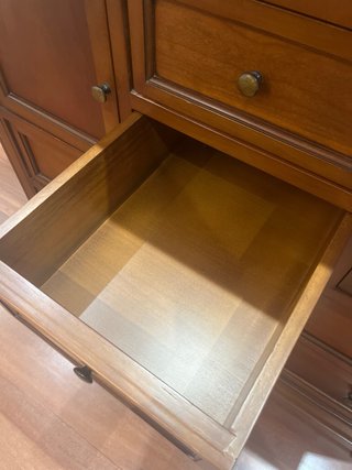Cómoda de madera con cajones y puertas