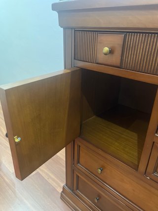 Cómoda de madera con cajones y puertas