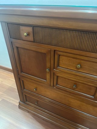 Cómoda de madera con cajones y puertas