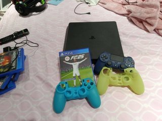 PS4 (PlayStation 4) Negra + Accesorios
