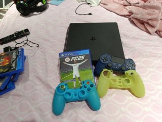 PS4 (PlayStation 4) Negra + Accesorios
