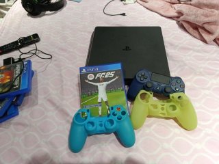 PS4 (PlayStation 4) Negra + Accesorios
