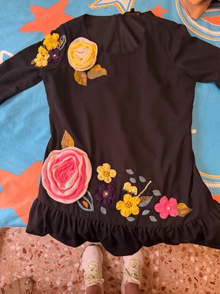 Vestido negro con flores bordadas