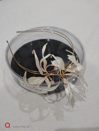 Tocado pelo boda dorado y blanco