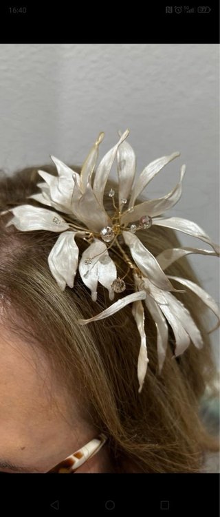 Tocado pelo boda dorado y blanco
