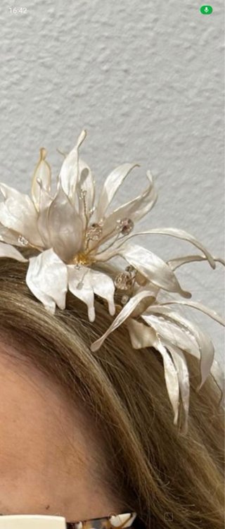 Tocado pelo boda dorado y blanco