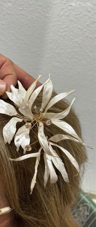 Tocado pelo boda dorado y blanco