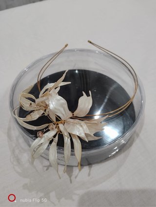 Tocado pelo boda dorado y blanco