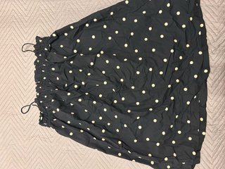 Vestido negro con lunares blancos