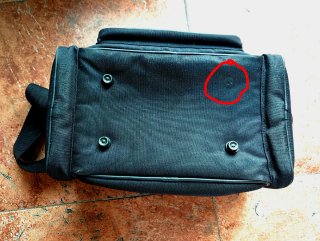 Bolso de cámara negro con detalles rojos