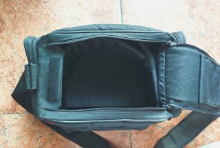 Bolso de cámara negro con detalles rojos