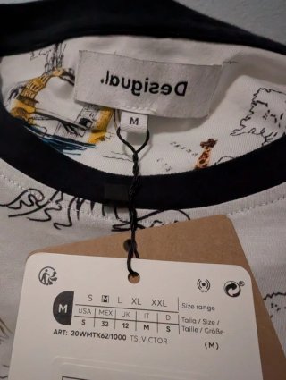 Camiseta Desigual Mapamundi con etiquetas