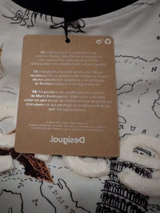 Camiseta Desigual Mapamundi con etiquetas
