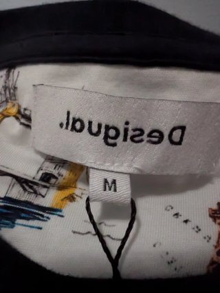 Camiseta Desigual Mapamundi con etiquetas