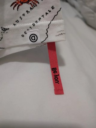 Camiseta Desigual Mapamundi con etiquetas