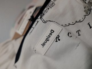 Camiseta Desigual Mapamundi con etiquetas