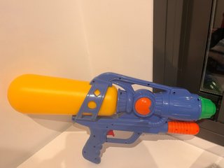 Pistola de agua grande azul y amarilla