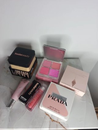 Lote Maquillaje Huda Beauty y Prada