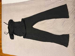 Mono negro acampanado