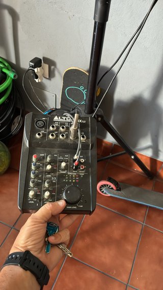 Altavoz Malone 1000W con trípode y mesa