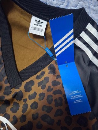 Camiseta Adidas Leo Print Satin