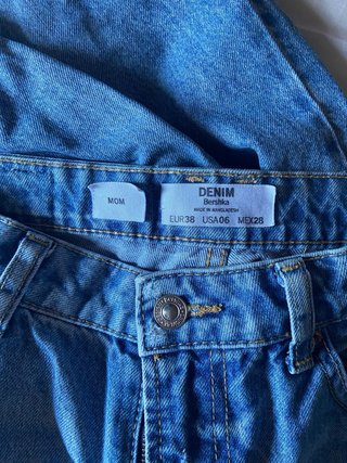 Pantalones vaqueros mom Bershka