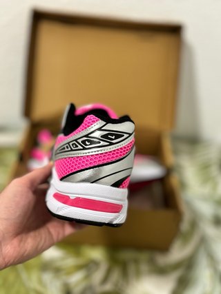 Zapatillas ASICS rosas y plateadas