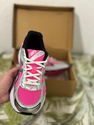 Zapatillas ASICS rosas y plateadas
