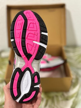 Zapatillas ASICS rosas y plateadas