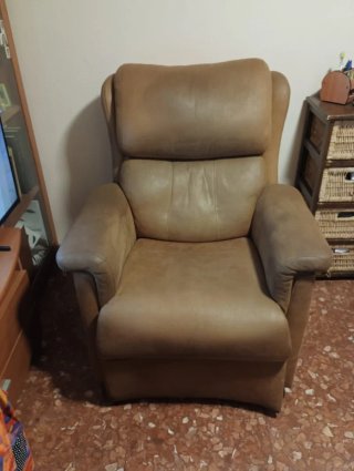 Sillón reclinable de piel marrón.