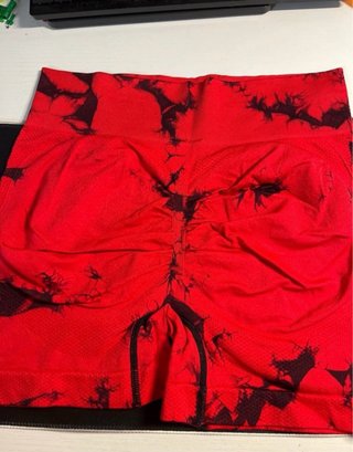 Pantalón deportivo rojo y negro