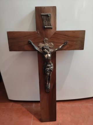 Cruz de Cristo de madera y metal